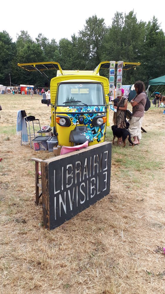 Triporteur de la Librairie Invisible